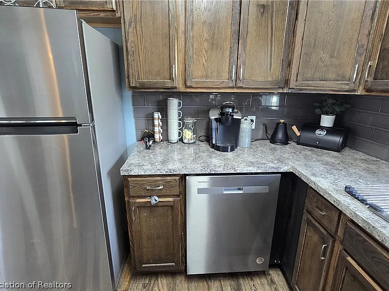 639 Killarney Dr — Photo 9