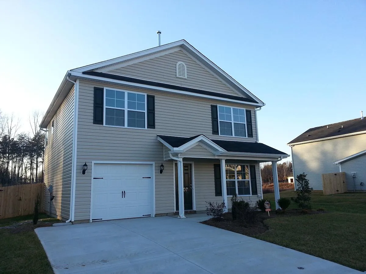 4 bed, 2.5 bath, 1620 sqft, $1,895 — Photo 2