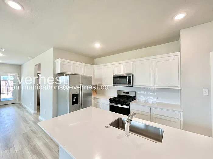 4 bed, 3.5 bath, 2550 sqft, $2,590 — Photo 4