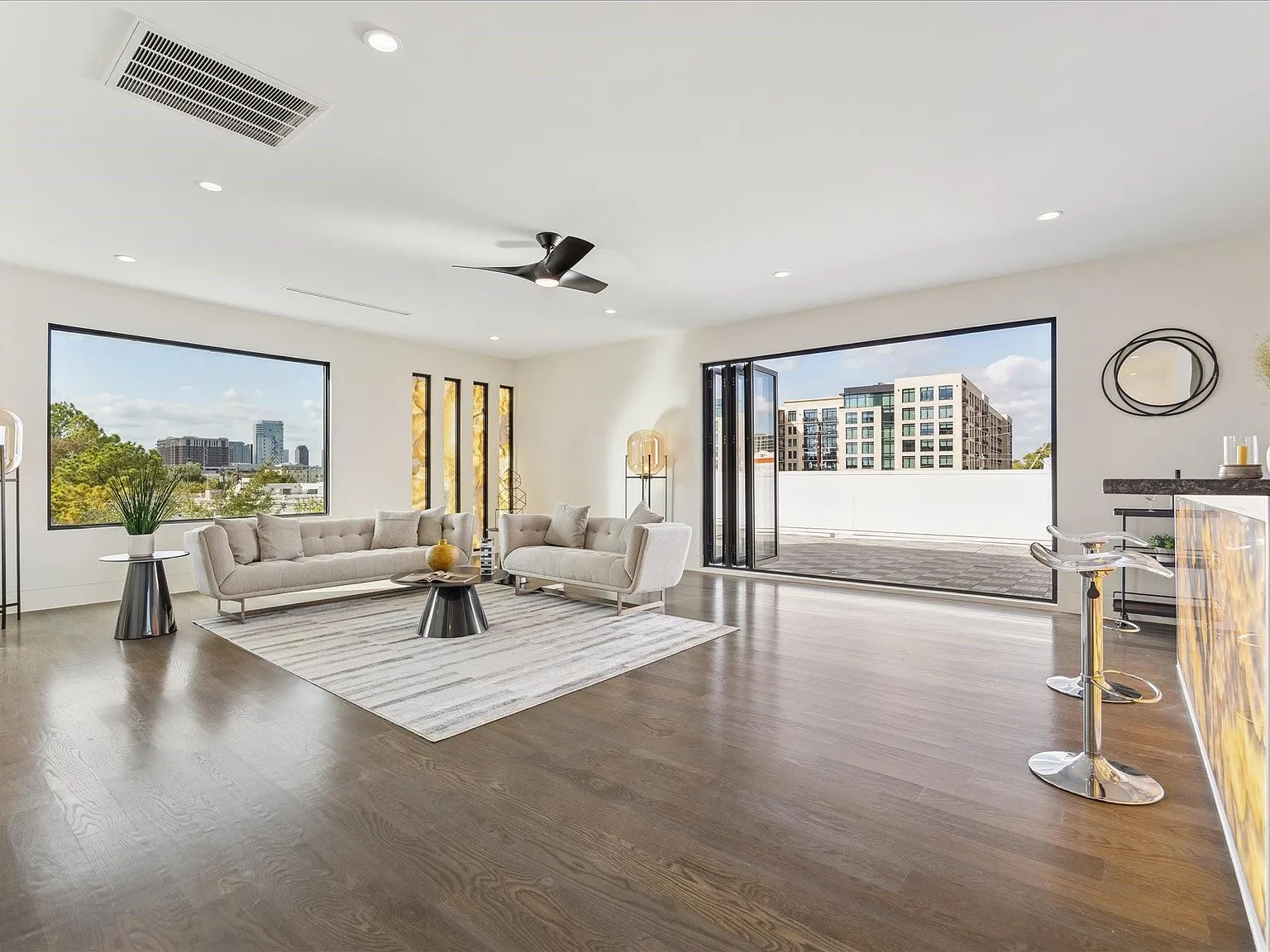 4 bed, 5.5 bath, 6317 sqft, $20,000 — Photo 3