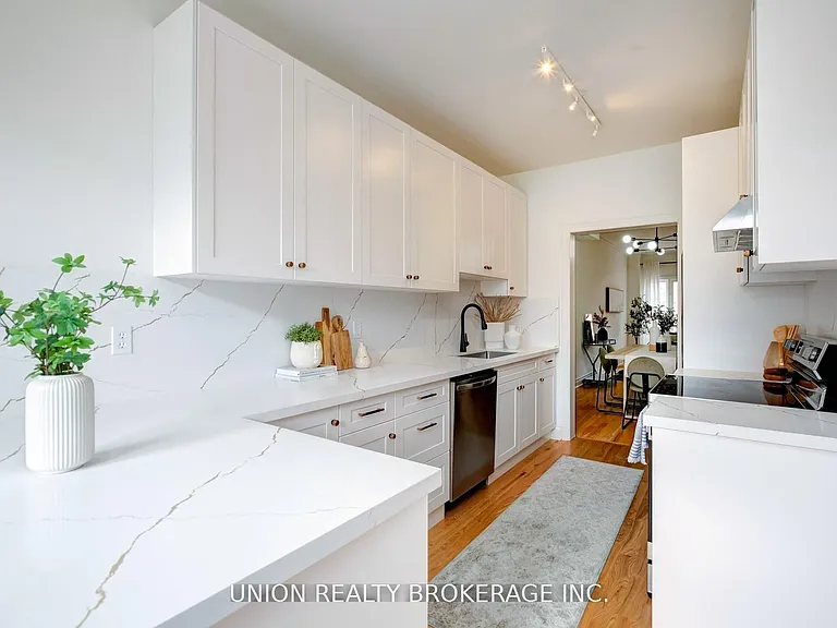 59D Woodbine Ave — Photo 4