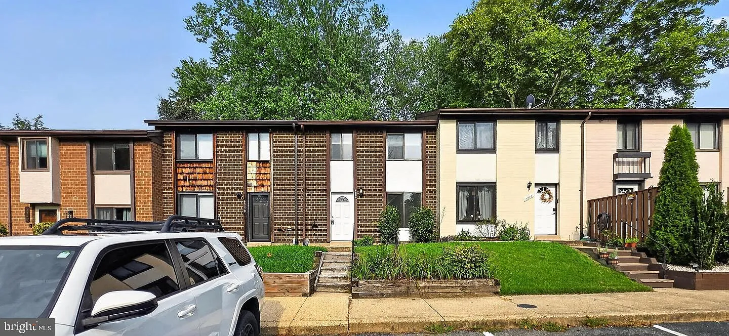 3 bed, 1.0 bath, 1216 sqft, $2,100 — Photo 2