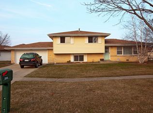 2000 W Spring Ridge Dr, Arlington Heights, IL 60004