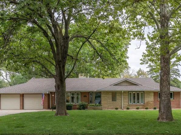 108 Countryside Dr, Hutchinson, KS 67502