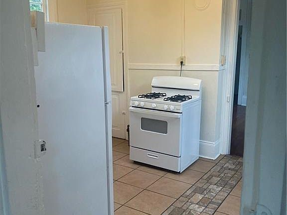 5th image of 2544-46 Laharpe St