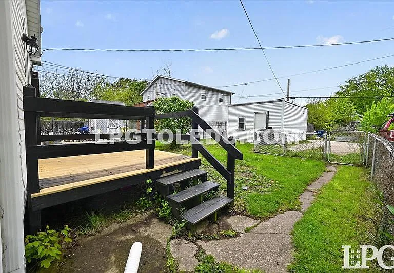 921 Berry St — Photo 34