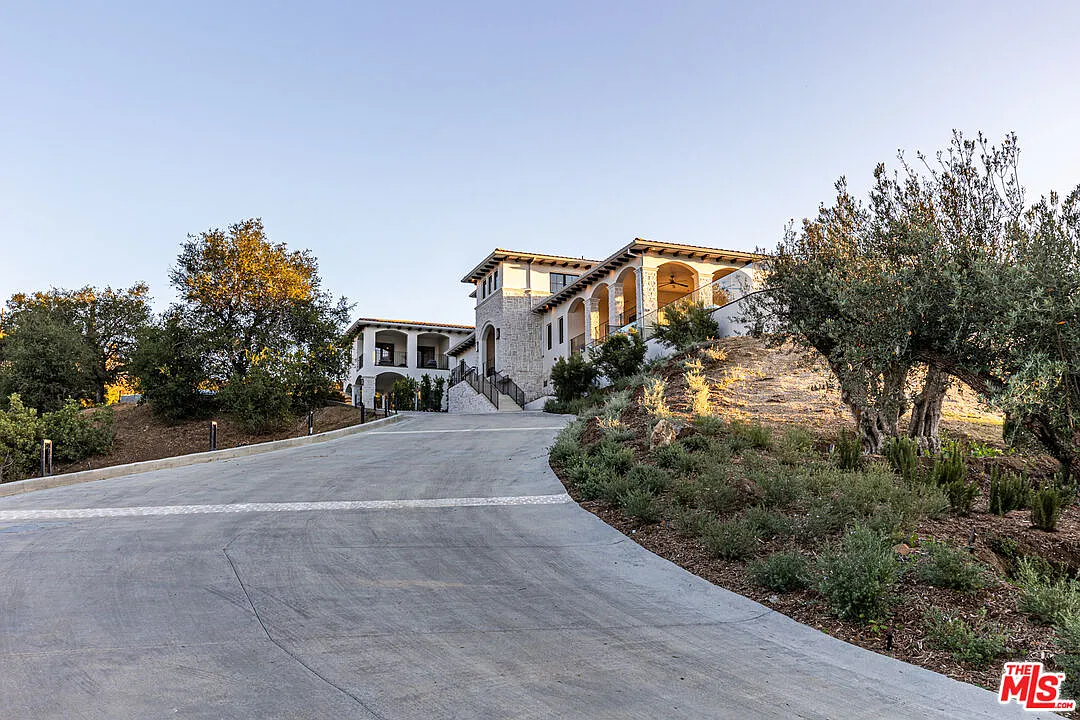 6 bed, 6.5 bath, 12140 sqft, $60,000 — Photo 2
