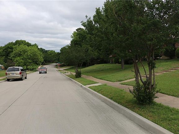 3rd image of 1909 Huntington Dr