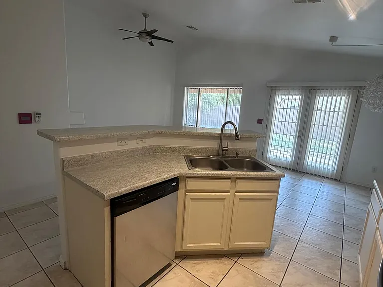542 W Princeton Ave — Photo 7