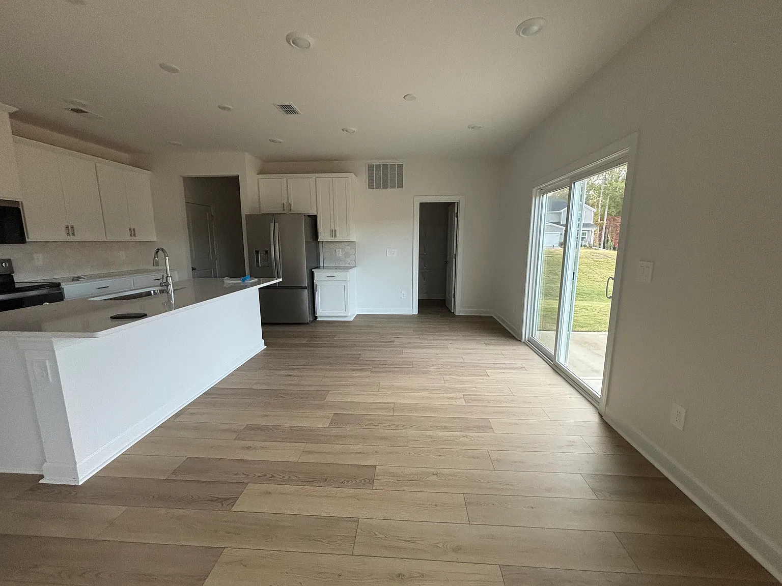 4 bed, 2.5 bath, 2345 sqft, $3,000 — Photo 3