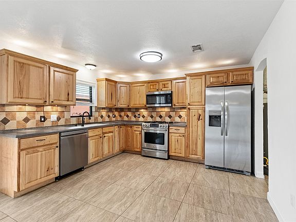 4th image of 16815 Avenue A