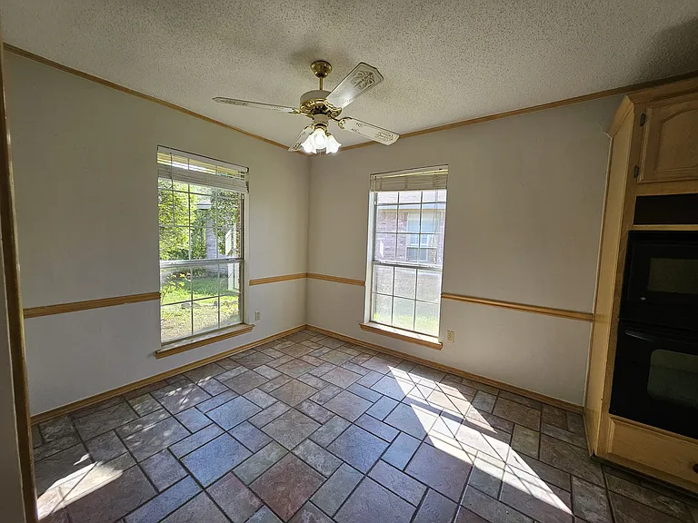 517 Vicki Ln — Photo 3