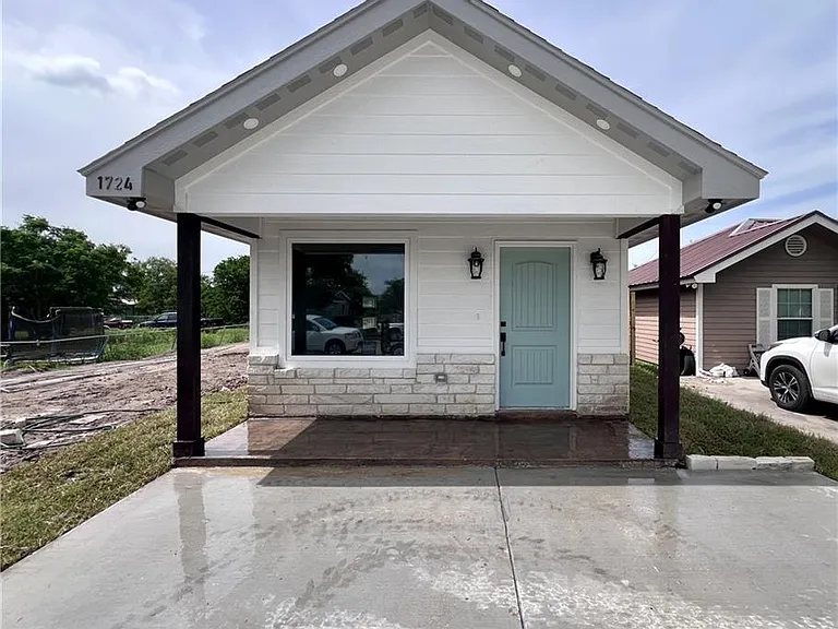 1726 La Paloma Ave — Photo 1