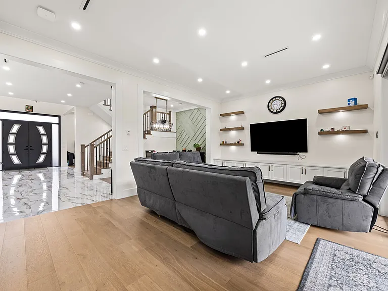 953 Jarvis St — Photo 39