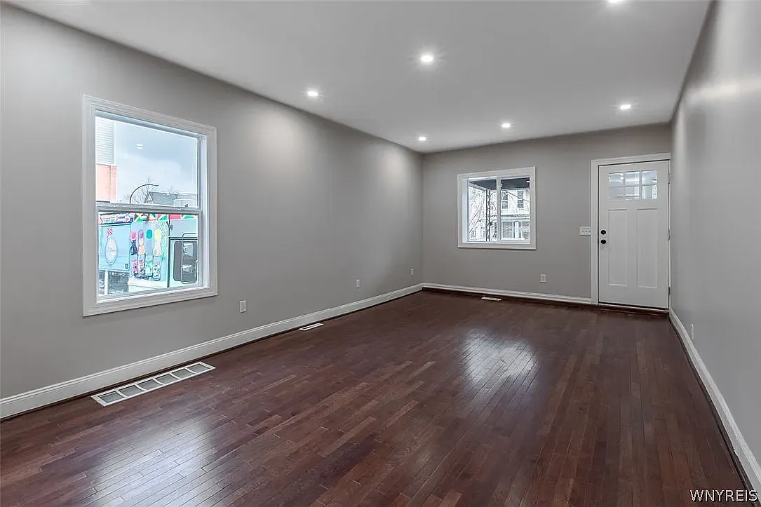 3 bed, 1225 sqft, $1,800 — Photo 2