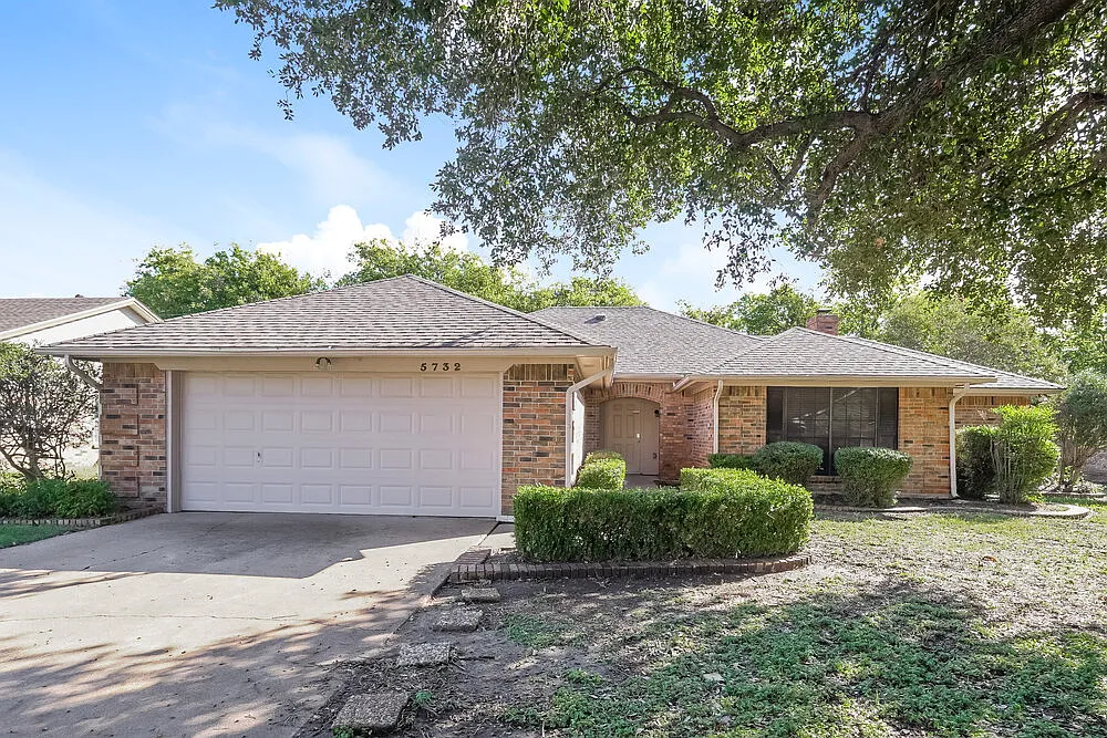 3 bed, 2.0 bath, 1804 sqft, $2,240 — Photo 1