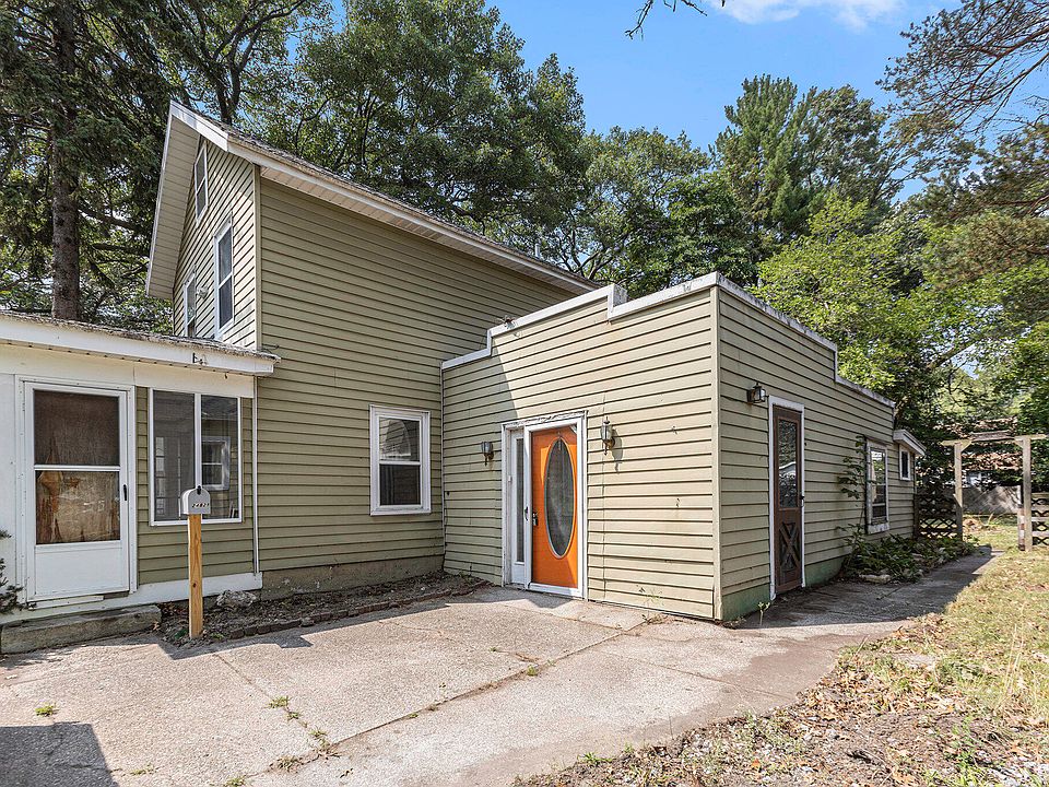 1st image of 2482 Crozier Ave
