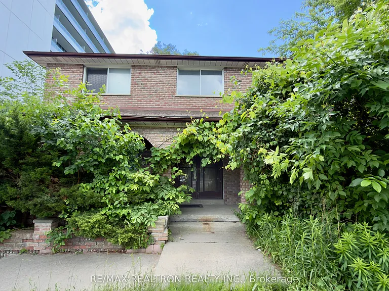 589 Sheppard Ave E — Photo 1