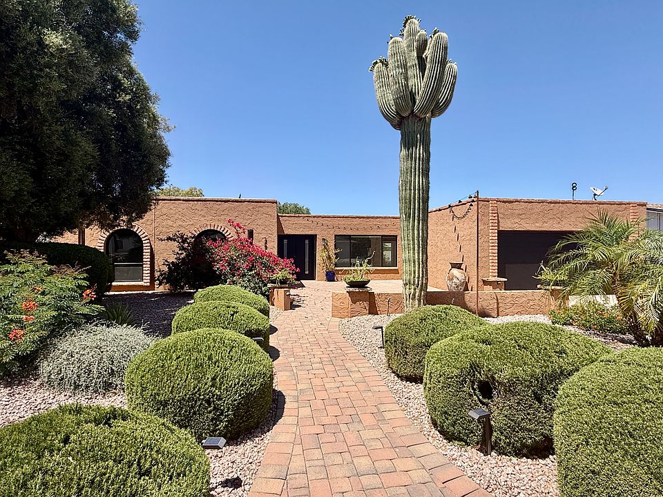 4 Bed, 2 Bath Home in the 32nd/Shea Corridor. Close to hiking, freeways, shopping and restaurants!