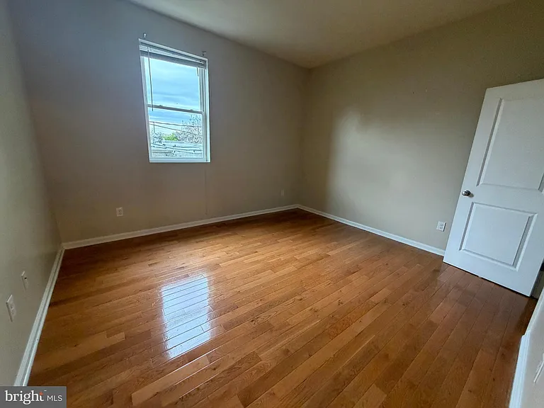 1625 W Diamond St — Photo 9