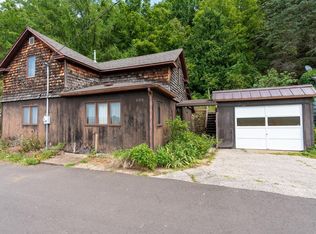 909 S 2nd St, Alma, WI 54610