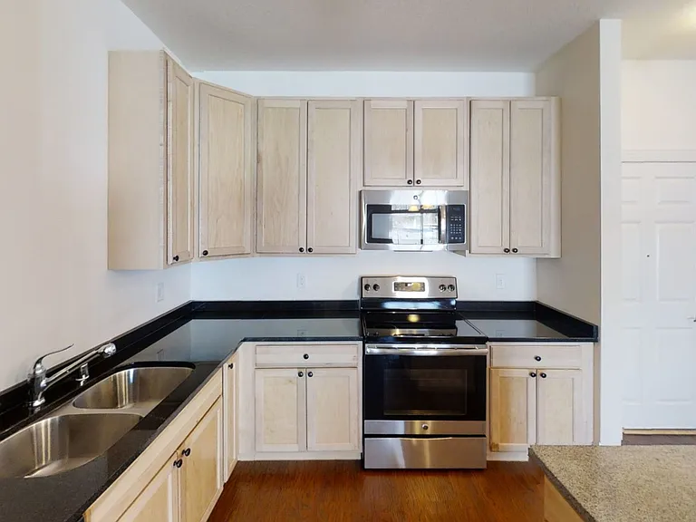 Delafield Woods Apartments — Photo 33