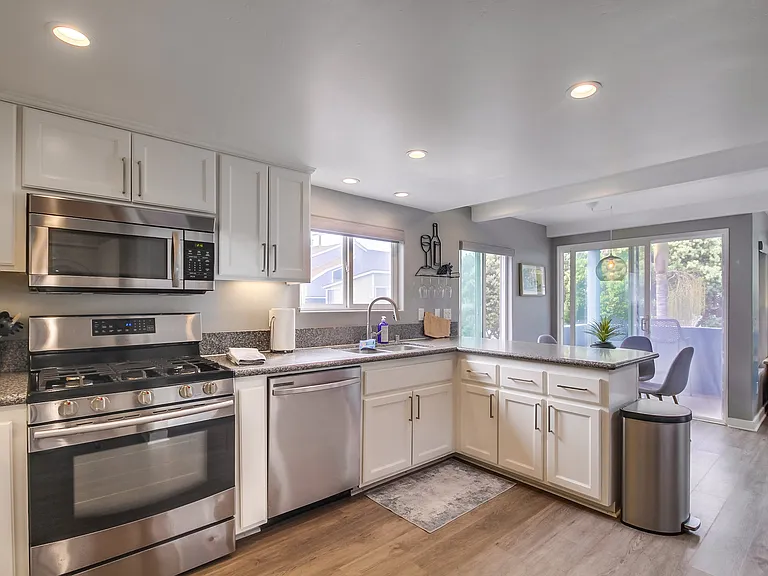 735 Whiting Ct — Photo 40