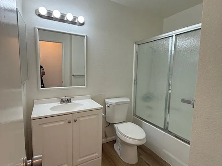 Very Nice 2 bedroom/2 Bathroom home close to Dining and Shopping — Photo 8