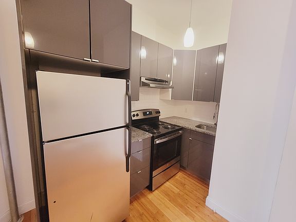 3rd image of 225 E 14th St APT 4C