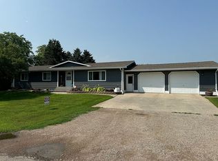 302 Cambridge Ave, Ipswich, SD 57451