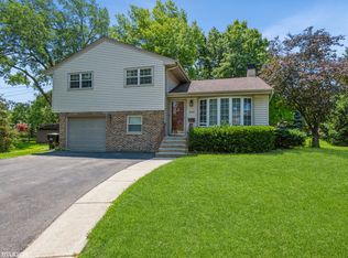 201 Sunset Ct, Lake Zurich, IL 60047