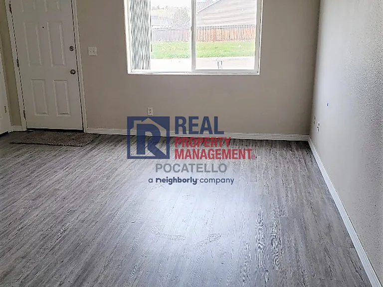 925 Roper St — Photo 3