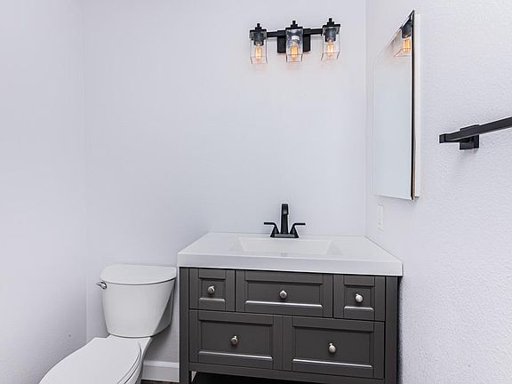 Bathroom/(1/2) / Powder Room