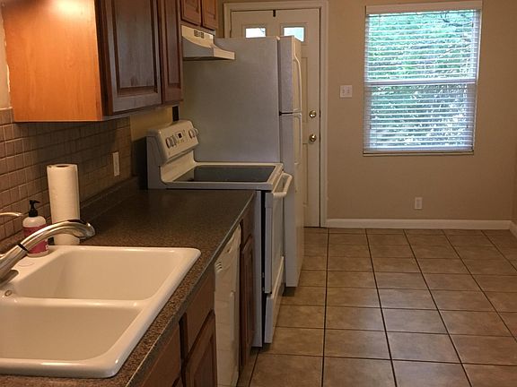 3rd image of 2328 E Redondo Ave