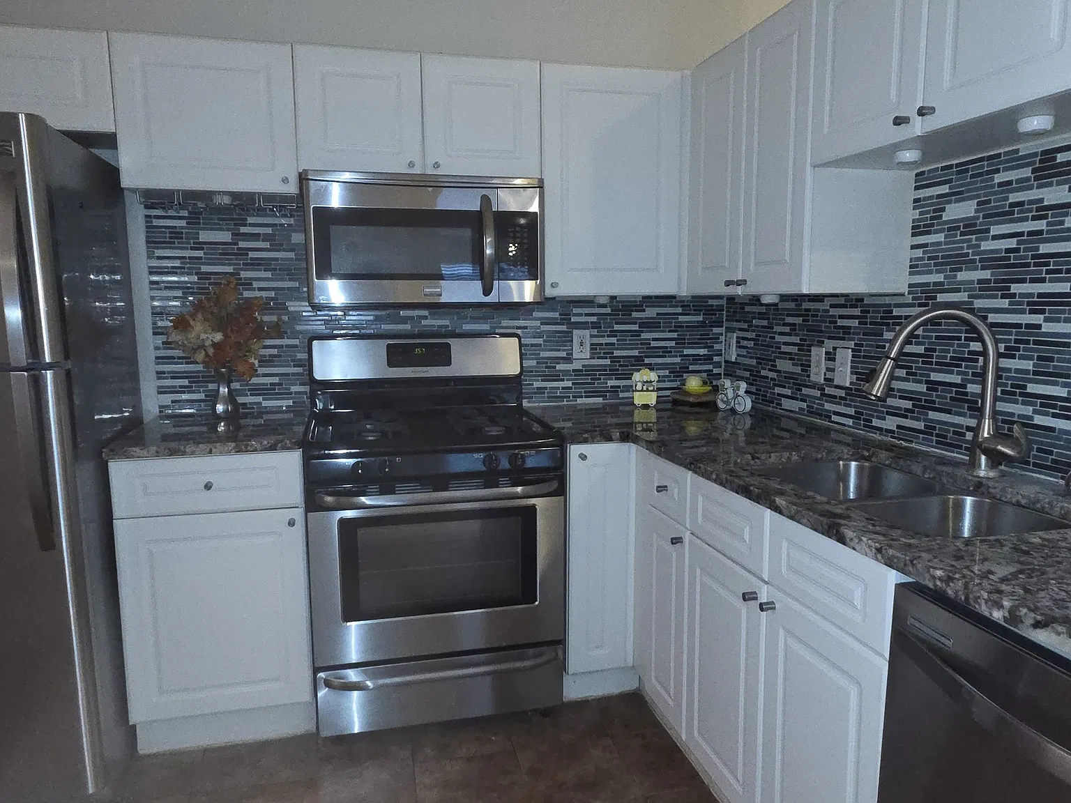 2 bed, 1129 sqft, $1,700 — Photo 2