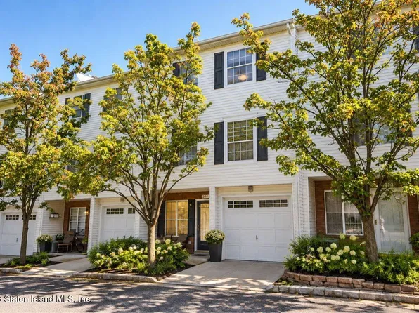 227 Aspen Knolls Way, Staten Island, NY 10312