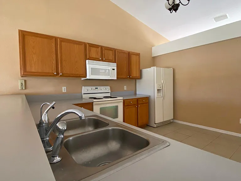 3918 SW 17th Ave — Photo 10