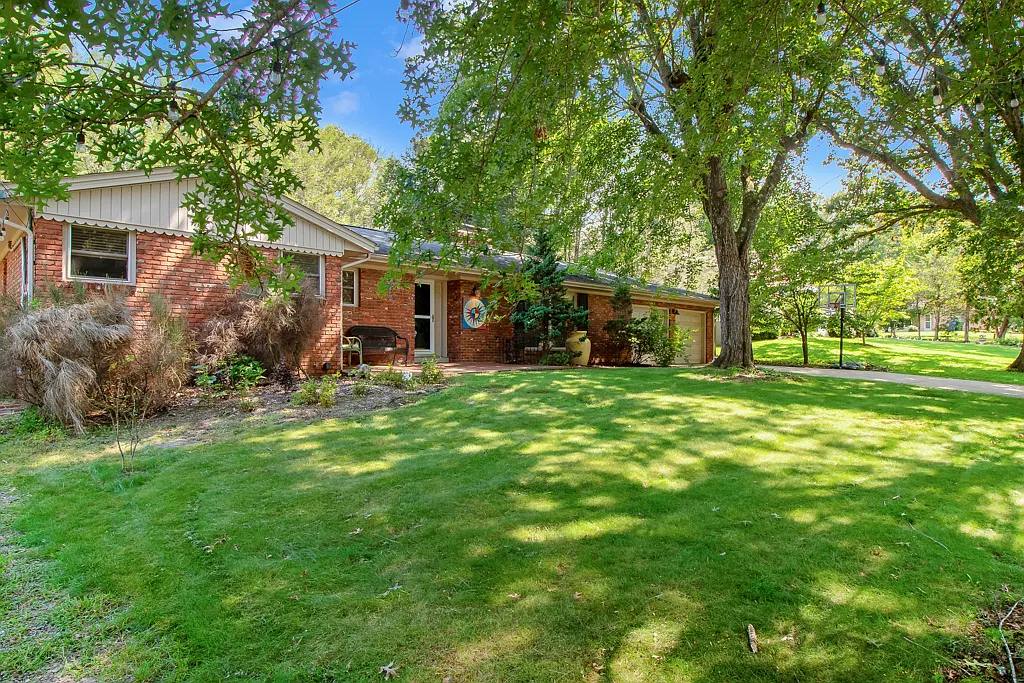 25 Bevlyn Dr — Photo 1