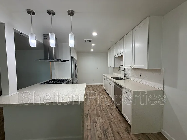 2514 E Fairmount Ave — Photo 13
