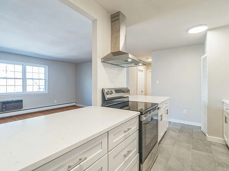 412 N Jackson St — Photo 6
