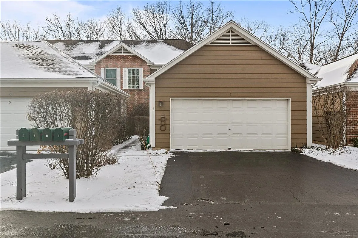 7 Sommerset Ln photo 1