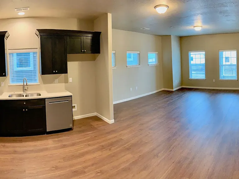 839 Water Ave NE — Photo 4