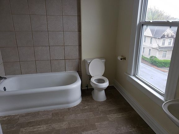 2nd image of 1023 Isadore St APT B