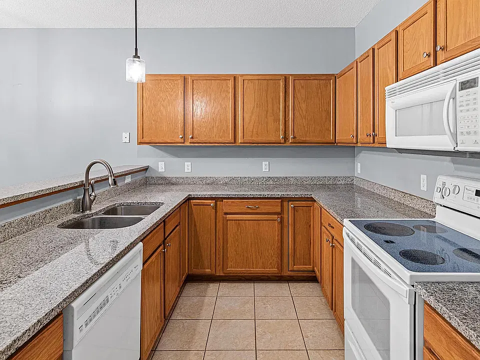 2 bed, 1.5 bath, 1329 sqft, $2,000 — Photo 4