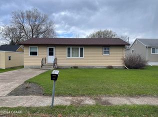 128 Veterans Ave S, Park River, ND 58270