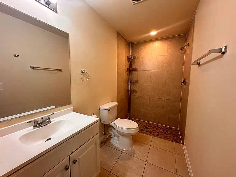 906 NE 12th Terrace Cpe — Photo 8