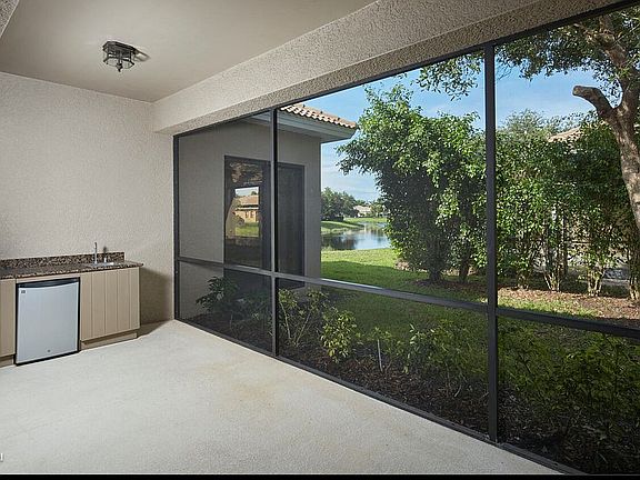 Lanai w/ wet bar, lake view