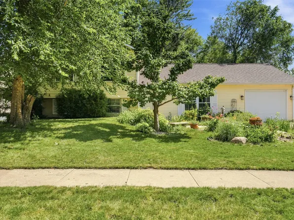 3911 Blue Mound Dr NE, Cedar Rapids, IA 52402