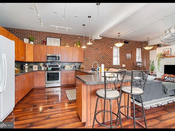 5th image of 18 E Sunbury St #A