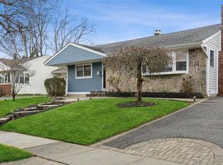28 Phyllis Dr, Bethpage, NY 11714